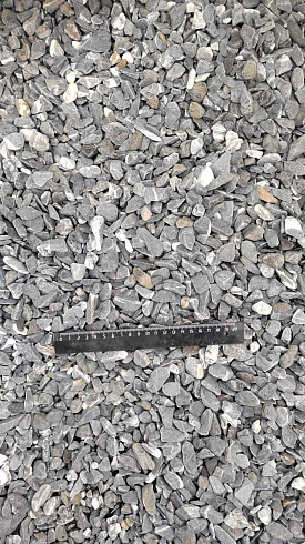 Kamenclub.ru: Щебень галтованный черный (мрамор) фр.10-20 мм.  купить в Кемерово мрамор черный с белыми прожилками, черный, белый окатанный округлый ландшафтный декоративный щебень 15000 руб/т   фото КАМЕНЬ КЛУБ