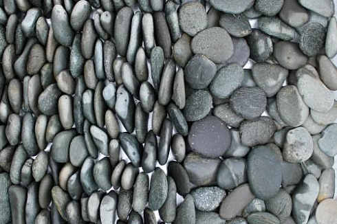 Kamenclub.ru: Галька речная плоская (темно-серая) фр. 70-150 мм. купить  в Кемерово галечник природный темно-серый серый синий речная плоская природная окатанная  9000 руб/т   фото КАМЕНЬ КЛУБ