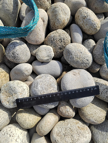 Kamenclub.ru: Галька речная окат (серо-белая) фр. 70-120 мм купить  в Кемерово галька галечник бело-серая, серо-белая, серая, белая речная природная галька  8000 руб/т   фото КАМЕНЬ КЛУБ