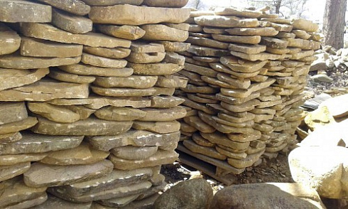 Kamenclub.ru: Песчаник колотый для облицовки (фр. 2-3 см)  купить в Кемерово песчаник бежевый серый рыжий песчаник строительный 5000 руб/т   фото КАМЕНЬ КЛУБ