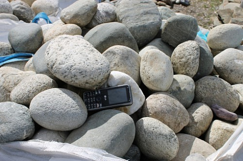 Kamenclub.ru: Речной валун (Ассорти) фр.100-300 мм.  купить в Кемерово галечник серый, темно-серый, светло-серый речная галька крупных размеров 4200 руб/т   фото КАМЕНЬ КЛУБ