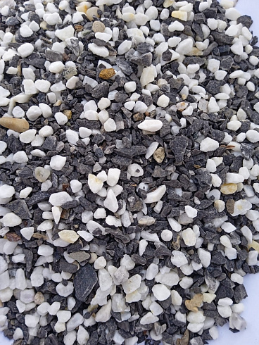Kamenclub.ru: Мраморная крошка (щебень галтованный микс:белый-черный-розовый-медовый) фр.5-10 мм.  купить в Кемерово мрамор белый, медовый, черный, розовый мраморный галтованный щебень декоративный ландшафтный 15500 руб/т   фото КАМЕНЬ КЛУБ