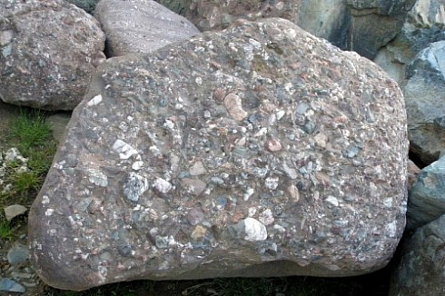 Kamenclub.ru: Конгломераты фр. 300-1000 мм.  купить в Кемерово кварц мрамор диабаз коричневый, серый зеленоватый речной валун крупный 6500 руб/т   фото КАМЕНЬ КЛУБ