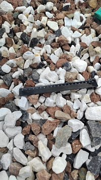 Kamenclub.ru: Мраморная крошка (щебень крошка микс : белый-черный-розовый) фр. 20-40 мм.  купить в Кемерово мрамор белый, черный, розовый декоративная ландшафтная крошка 12000 руб/т   фото КАМЕНЬ КЛУБ