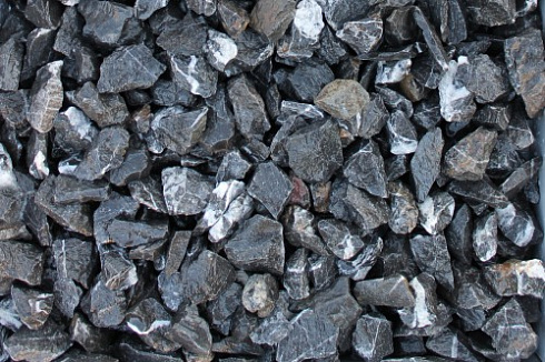 Kamenclub.ru: Щебень крошка черный (мрамор) фр. 5-10 мм.  купить в Кемерово мрамор черный с белыми прожилками, черный, белый мраморная крошка декоративная ландшафтная 11000 руб/т   фото КАМЕНЬ КЛУБ