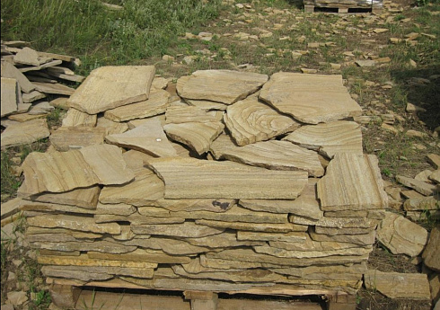 Kamenclub.ru: Песчаник пластушка желтый с разводом под дерево (2 см)  купить в Кемерово плитняк желтый с разводами, желтый, рыжий, серый песчаник пластушка рваная ландшафтная 11 000 руб/м3   фото КАМЕНЬ КЛУБ