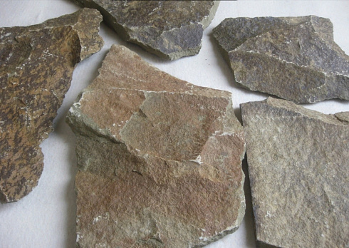 Kamenclub.ru: Песчаник пластушка "фонтанка" серо-зеленая (3,0-5,0 см)  купить в Кемерово песчаник серо-зеленая колотые плитки облицовочные пластушки 11400 руб/м3   фото КАМЕНЬ КЛУБ