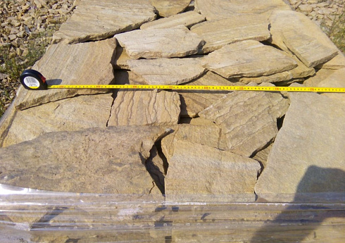 Kamenclub.ru: Песчаник пластушка желтый с разводом под дерево (2 см)  купить в Кемерово плитняк желтый с разводами, желтый, рыжий, серый песчаник пластушка рваная ландшафтная 11 000 руб/м3   фото КАМЕНЬ КЛУБ