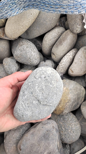 Kamenclub.ru: Галька речная окат (темно-серая) фр. 70-150 мм. купить  в Кемерово галька речная темно-серая, синяя, серая речная галька округлая  8000 руб/т   фото КАМЕНЬ КЛУБ