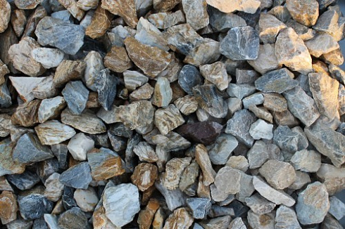 Kamenclub.ru: Мраморная крошка (щебень крошка медовый) фр. 20-40 мм.  купить в Кемерово мрамор бежевый рыжий желтый ландшафтная мраморная крошка 12000 руб/т   фото КАМЕНЬ КЛУБ