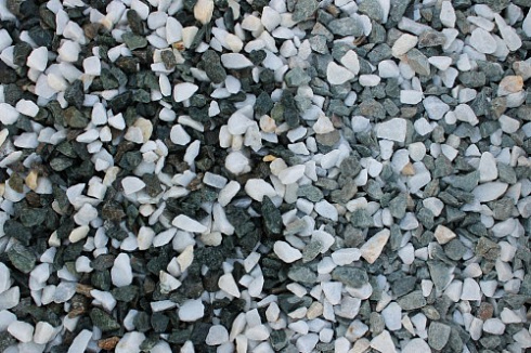 Kamenclub.ru: Мраморная крошка (щебень крошка микс: белый-зеленый) фр. 10-20 мм.  купить в Кемерово мрамор белый, зеленый каменная ландшафтная декоративная крошка щебня 9500 руб/т   фото КАМЕНЬ КЛУБ