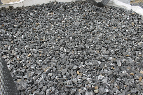 Kamenclub.ru: Щебень крошка черный (мрамор) фр. 20-40 мм.  купить в Кемерово мрамор черный с белыми прожилками мраморная каменная крошка 11000 руб/т   фото КАМЕНЬ КЛУБ