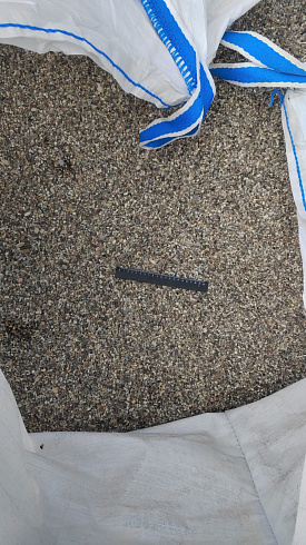 Kamenclub.ru: Галька речная окат (серая) фр.3-5 мм купить  в Кемерово галька речная серая бежевый темно-серый окатанный речной камень округлый 9500 руб/т   фото КАМЕНЬ КЛУБ