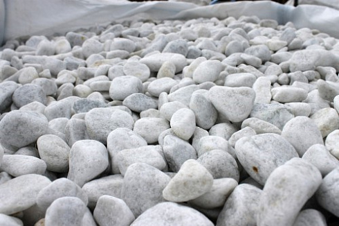 Kamenclub.ru: Мраморная крошка (щебень галтованный белый), фр.20-40 мм.  купить в Кемерово мрамор белый бежевый молочный мраморный щебень декоративный 17000 руб/т   фото КАМЕНЬ КЛУБ