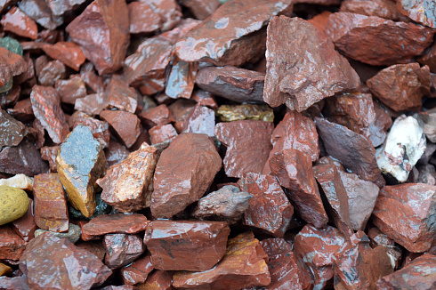 Kamenclub.ru: Щебень крошка красный (ЯШМА) фр. 5-10 мм.  купить в Кемерово крошка каменная яшмы красный, бордовый, темно-красный декоративная крошка ландшафтная каменная яшмоидная 8500 руб/т   фото КАМЕНЬ КЛУБ