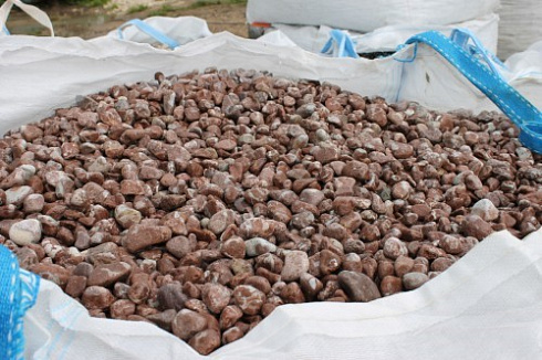 Kamenclub.ru: Мраморная крошка (щебень галтованный розовый) фр.10-20 мм.  купить в Кемерово мрамор розовый, красный ландшафтный декоративный окатанный округлый щебень 15000 руб/т   фото КАМЕНЬ КЛУБ