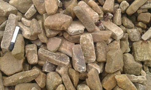 Kamenclub.ru: Песчаник для строительства и кладки блочный (фр 100-200 мм)  купить в Кемерово песчаник бежевый серый рыжий валун мелкий для строительства песчаник 6500 руб/т   фото КАМЕНЬ КЛУБ