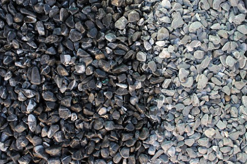 Kamenclub.ru: Щебень галтованный черный (мрамор) фр.10-20 мм.  купить в Кемерово мрамор черный с белыми прожилками, черный, белый окатанный округлый ландшафтный декоративный щебень 15000 руб/т   фото КАМЕНЬ КЛУБ