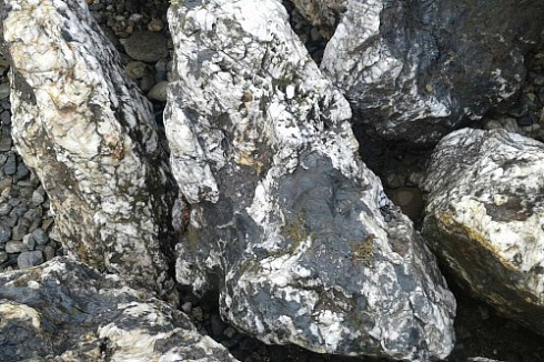 Kamenclub.ru: Черный гранит - кварцит фр. 500-1000 мм.  купить в Кемерово гранит кварцит черный серый белый скальный колотый валун 9750 руб/т   фото КАМЕНЬ КЛУБ