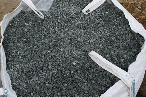 Kamenclub.ru: Щебень крошка зеленый (змеевик) фр. 10-20 мм.  купить в Кемерово змеевик зеленый, салатовый декоративная ландшафтная каменная крошка щебня 7 200 руб/т   фото КАМЕНЬ КЛУБ