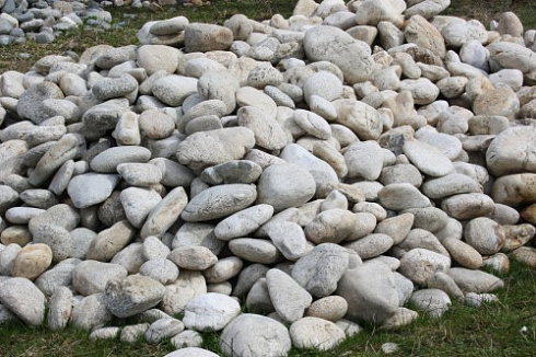 Kamenclub.ru: Бело-серый валунчик фр.100-300 мм.  купить в Кемерово крупный камень для ландшафта серый, белый бело-серый валун крупная галька 4500 руб/т   фото КАМЕНЬ КЛУБ