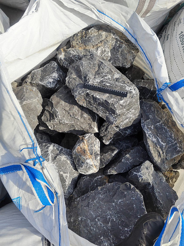 Kamenclub.ru: Черный мрамор скальник фр. 100-500 мм.  купить в Кемерово мрамор черный белый серый крупный колотый валун ландшафтный 8500 руб/т   фото КАМЕНЬ КЛУБ