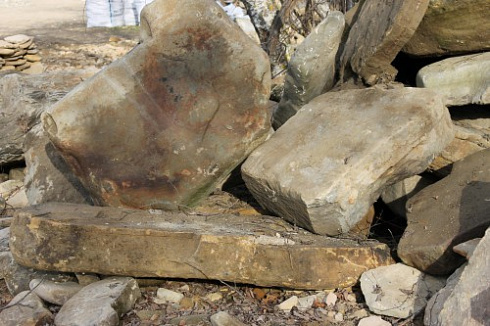 Kamenclub.ru: Песчаник плиты - плахи - пошаговые дорожки (фр. 70-150 мм)  купить в Кемерово песчаник серый бежевый желтый зеленый колотый песчаник строительный 6500 руб/т   фото КАМЕНЬ КЛУБ