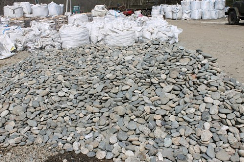 Kamenclub.ru: Галька речная плоская (ассорти) фр. 70-150 мм. купить  в Кемерово галька галечник серый белый темно-серый синий светло-серый плоская природная галька  9000 руб/т   фото КАМЕНЬ КЛУБ