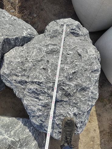 Kamenclub.ru: Черный мрамор скальник фр. 1000-1500 мм.  купить в Кемерово мрамор черный белый серый крупный колотый валун ландшафтный 9000 руб/т   фото КАМЕНЬ КЛУБ