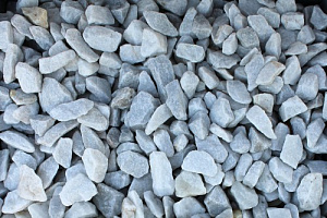 Kamenclub.ru: Мраморная крошка, щебень, цвет-белый,  фр. 20-40 мм.  купить в Кемерово мрамор белый молочный слоновая кость айвори  мраморная крошка ландшафтная 12000 руб/т   фото КАМЕНЬ КЛУБ