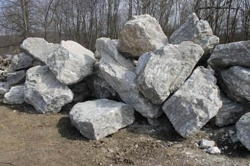 Kamenclub.ru: Мраморизированный известняк фр.500-1500 мм.  купить в Кемерово    10000 руб/т   фото КАМЕНЬ КЛУБ