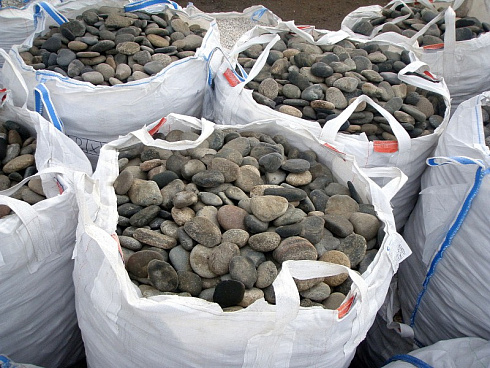 Kamenclub.ru: Галька речная плоская (ассорти) фр. 100-200-300 мм. купить  в Кемерово галька плоская разноцветная серый белый темно-серый синий речная галька ландшафтная 8000 руб/т   фото КАМЕНЬ КЛУБ