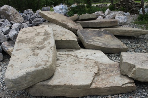 Kamenclub.ru: Песчаник плиты - плахи - пошаговые дорожки (фр. 70-150 мм)  купить в Кемерово песчаник серый бежевый желтый зеленый колотый песчаник строительный 6500 руб/т   фото КАМЕНЬ КЛУБ