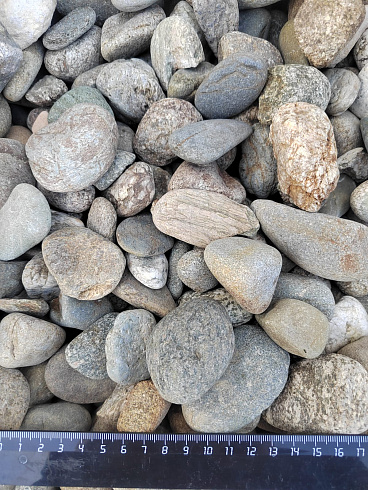 Kamenclub.ru: Галька речная окат (пестрая) фр. 20-40 мм. купить  в Кемерово галька речная пестрая, серая, серые оттенки галька речная окатанная округлая 5000 руб/т   фото КАМЕНЬ КЛУБ