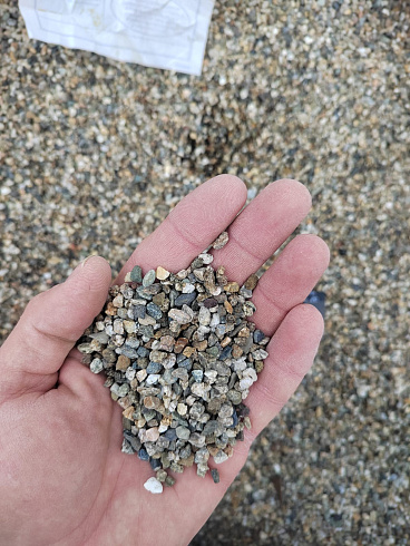 Kamenclub.ru: Галька речная окат (серая) фр.3-5 мм купить  в Кемерово галька речная серая бежевый темно-серый окатанный речной камень округлый 9500 руб/т   фото КАМЕНЬ КЛУБ