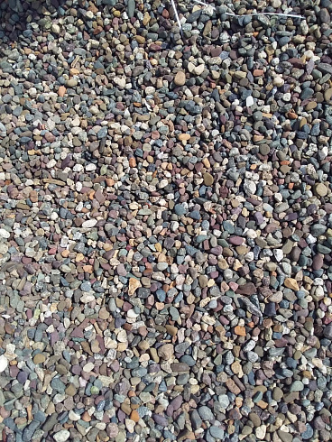 Kamenclub.ru: Галька речная окат цветная фр.5-10 мм. купить  в Кемерово галька речная белый, серый, красноватый, синий, темно-серый речная окатанная галька декоративная 6800 руб/т   фото КАМЕНЬ КЛУБ
