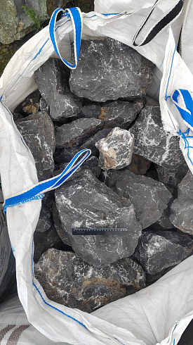 Kamenclub.ru: Черный мрамор скальник фр. 100-500 мм.  купить в Кемерово мрамор черный белый серый крупный колотый валун ландшафтный 8500 руб/т   фото КАМЕНЬ КЛУБ
