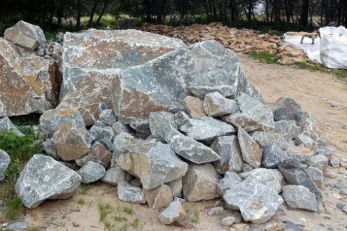 Kamenclub.ru: Гранит скальник (серо-зеленый) фр. 500-1500 мм.  купить в Кемерово гранит мрамор  серый зеленый темно-серый глыба скальная колотая ландшафтная 7 500 руб/т   фото КАМЕНЬ КЛУБ