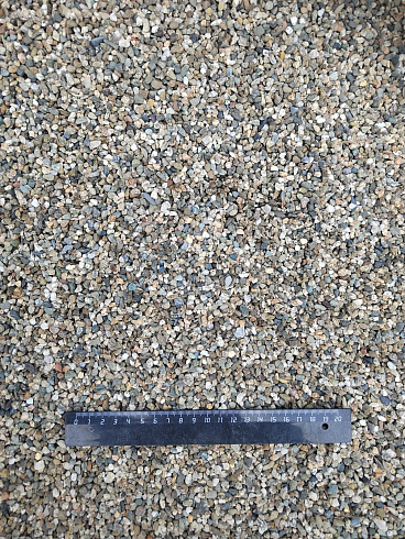 Kamenclub.ru: Галька речная окат (серая) фр.3-5 мм купить  в Кемерово галька речная серая бежевый темно-серый окатанный речной камень округлый 9500 руб/т   фото КАМЕНЬ КЛУБ