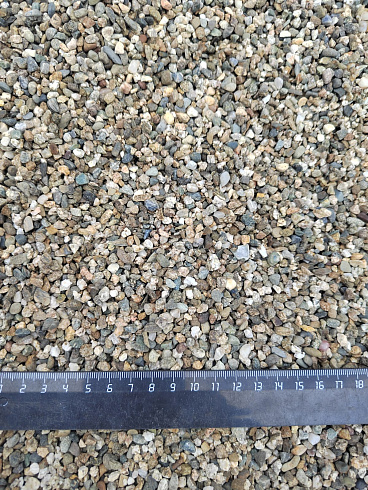 Kamenclub.ru: Галька речная окат (серая) фр.3-5 мм купить  в Кемерово галька речная серая бежевый темно-серый окатанный речной камень округлый 9500 руб/т   фото КАМЕНЬ КЛУБ