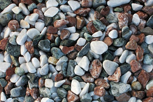 Kamenclub.ru: Мраморная крошка (щебень галтованный микс:белый-черный-розовый) фр.40-70 мм.  купить в Кемерово мрамор белый, черный розовый декоративный щебень галтованный 15500 руб/т   фото КАМЕНЬ КЛУБ