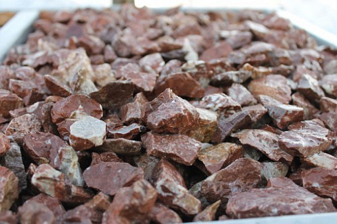 Kamenclub.ru: Мраморная крошка (щебень крошка розовый) фр. 20-40 мм.  купить в Кемерово мрамор розовый, красный мраморная крошка декоративная 11000 руб/т   фото КАМЕНЬ КЛУБ