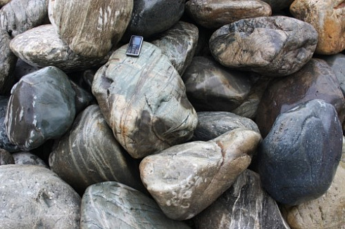 Kamenclub.ru: Речной валун Кабанчик фр.300-500 мм.  купить в Кемерово крупный природный камень галька серый, темно-серый речной валун галечник масштабный 7000 руб/т   фото КАМЕНЬ КЛУБ