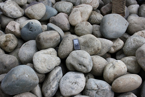 Kamenclub.ru: Темно-серый валунчик фр.100-300 мм.  купить в Кемерово крупный природный камень серый, темно-серый, светло-серый речная галька большого размера окатанная 4500 руб/т   фото КАМЕНЬ КЛУБ