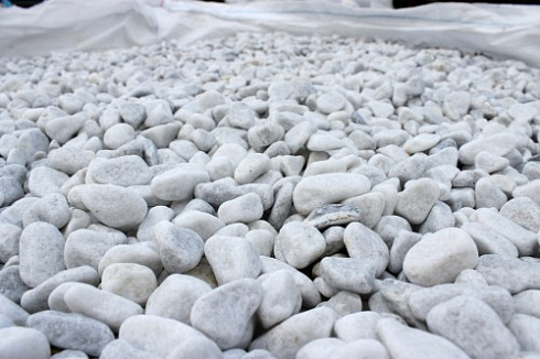 Kamenclub.ru: Мраморная крошка (щебень галтованный белый) фр.10-20 мм.  купить в Кемерово мрамор белый, молочный, айвори окатанный округлый декоративный ландшафтный щебень 17000 руб/т   фото КАМЕНЬ КЛУБ