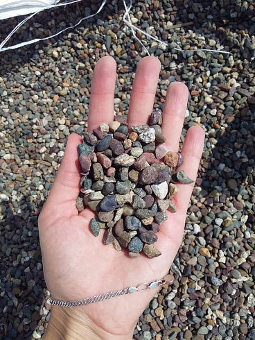 Kamenclub.ru: Галька речная окат цветная фр.5-10 мм. купить  в Кемерово галька речная белый, серый, красноватый, синий, темно-серый речная окатанная галька декоративная 6800 руб/т   фото КАМЕНЬ КЛУБ