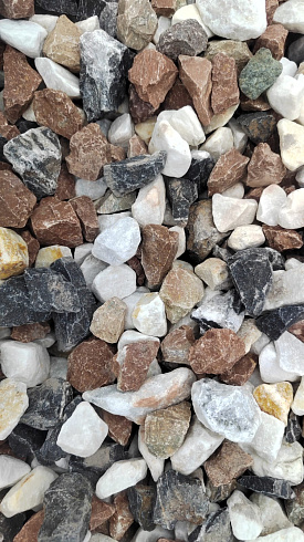 Kamenclub.ru: Мраморная крошка (щебень крошка микс : белый-черный-розовый) фр. 20-40 мм.  купить в Кемерово мрамор белый, черный, розовый декоративная ландшафтная крошка 12000 руб/т   фото КАМЕНЬ КЛУБ