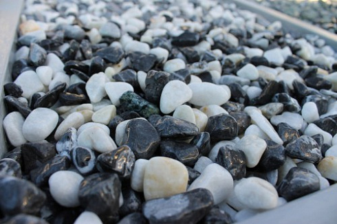 Kamenclub.ru: Мраморная крошка (щебень галтованный микс:белый-черный) фр.10-20 мм.  купить в Кемерово мрамор белый, черный окатанные округлые декоративные ландшафтные камни щебня 15500 руб/т   фото КАМЕНЬ КЛУБ
