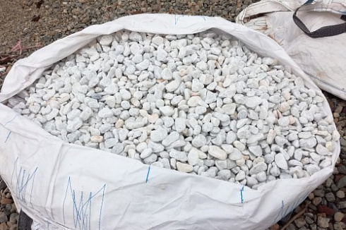 Kamenclub.ru: Мраморная крошка (щебень галтованный белый), фр.20-40 мм.  купить в Кемерово мрамор белый бежевый молочный мраморный щебень декоративный 17000 руб/т   фото КАМЕНЬ КЛУБ