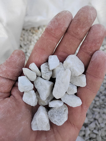 Kamenclub.ru: Мраморная крошка, щебень, цвет-белый, фр. 10-20 мм.  купить в Кемерово мрамор белый, молочный айвори каменная ландшафтная декоративная крошка шебня 12000 руб/т   фото КАМЕНЬ КЛУБ